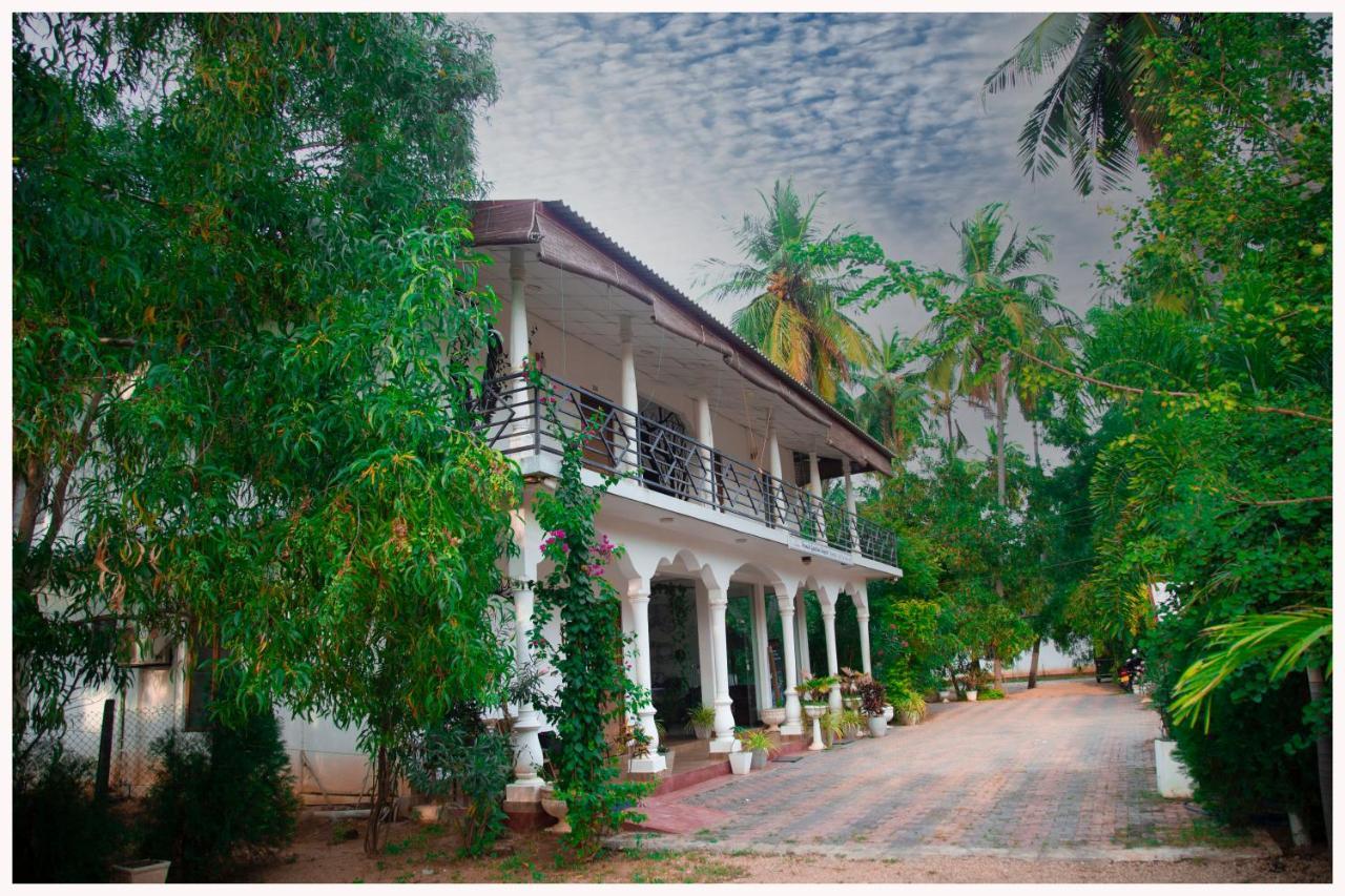 French Garden Resort Uppuveli ภายนอก รูปภาพ